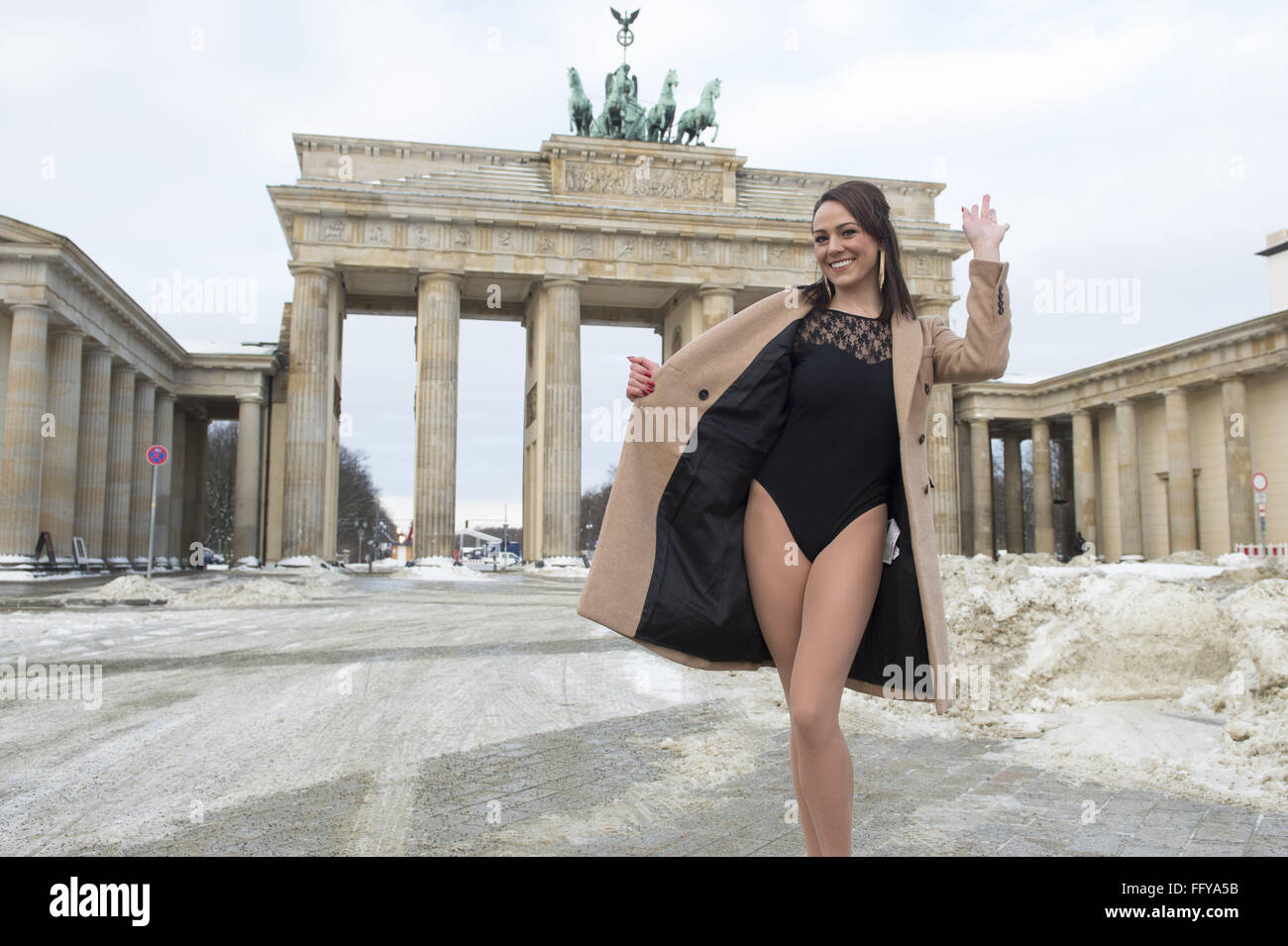La duchessa di Cambridge doppelgänger, Corynne Barron, chi è un ballerino professionista in Europa la più grande mostra palace Friedrichstadt-Palast ponendo al di fuori dell'Ambasciata britannica presso la Porta di Brandeburgo (Brandenburger Tor) in Mitte a sorprendere turisti un giorno prima di Kate Middleton il 34esimo compleanno. Dotato di: Corynne Barron Dove: Berlino, Germania Quando: 08 Gen 2016 Foto Stock