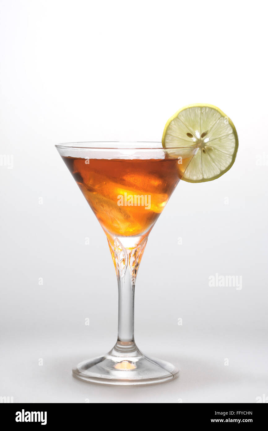 Le bevande ; vino di vetro con liquore di ghiaccio e la calce e fetta su sfondo bianco Foto Stock