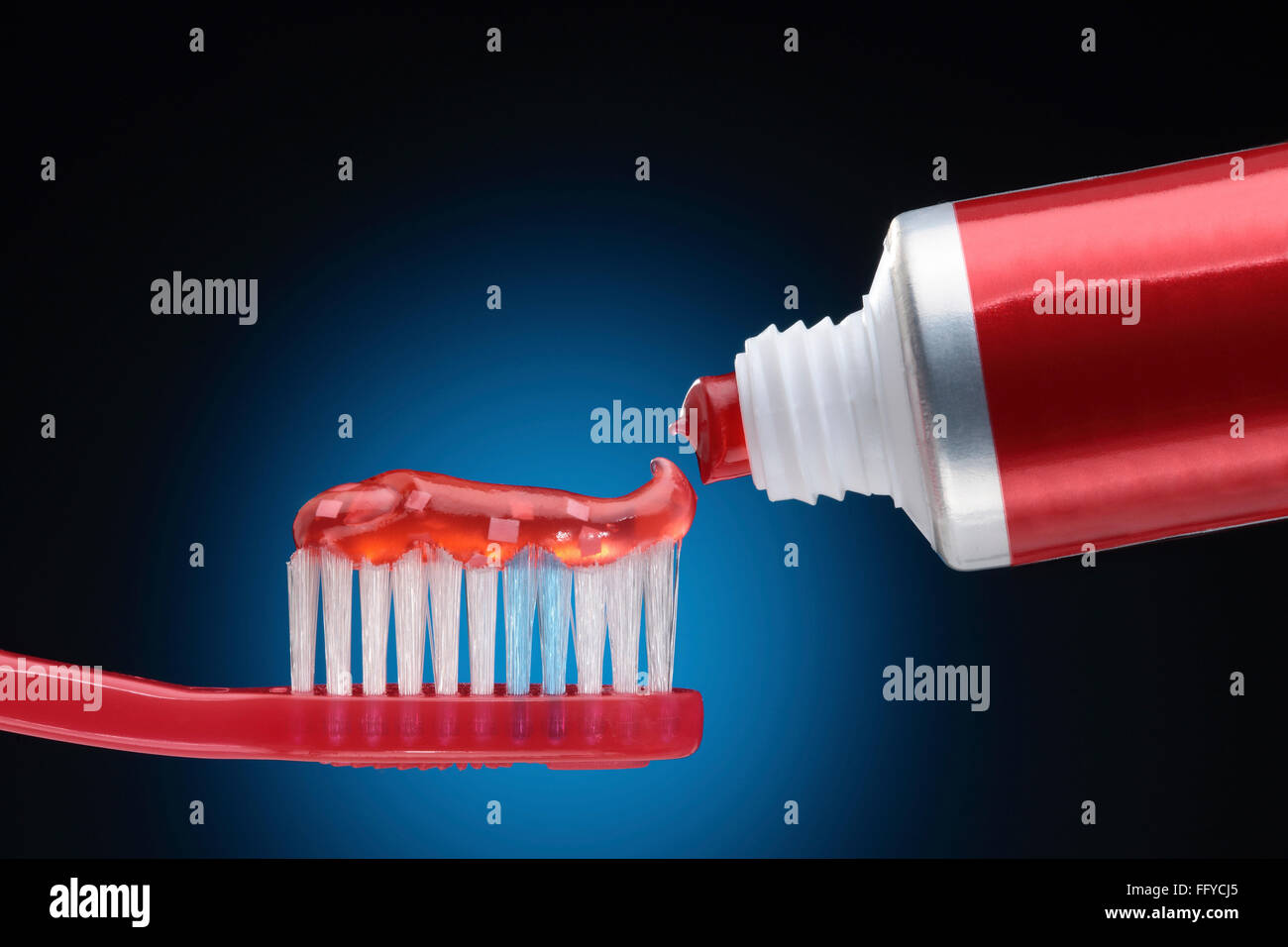 Per le cure dentarie ; red una pasta dentifricia o gel sul tubo del pennello rosso Foto Stock