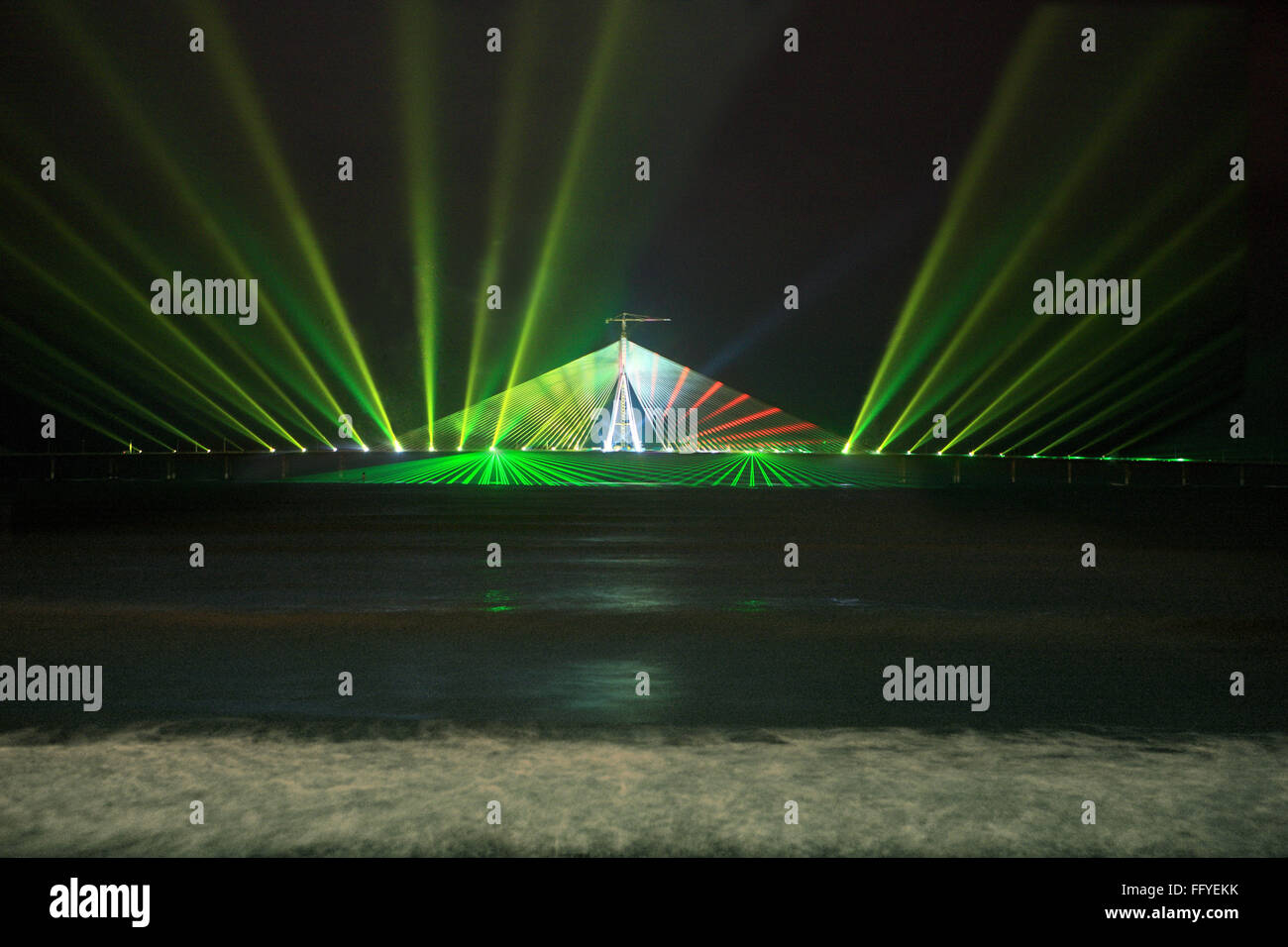 Bandra worli Rajiv Gandhi link sul mare con laser show su inaugurazione ; Mumbai Bombay ; Maharashtra ; India Foto Stock