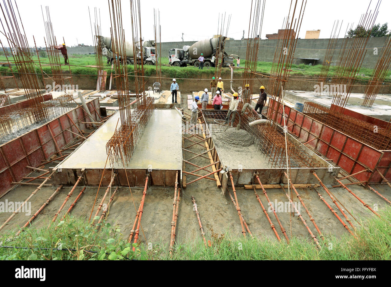 Uomini al lavoro in cantiere ; Delhi ; India Foto Stock