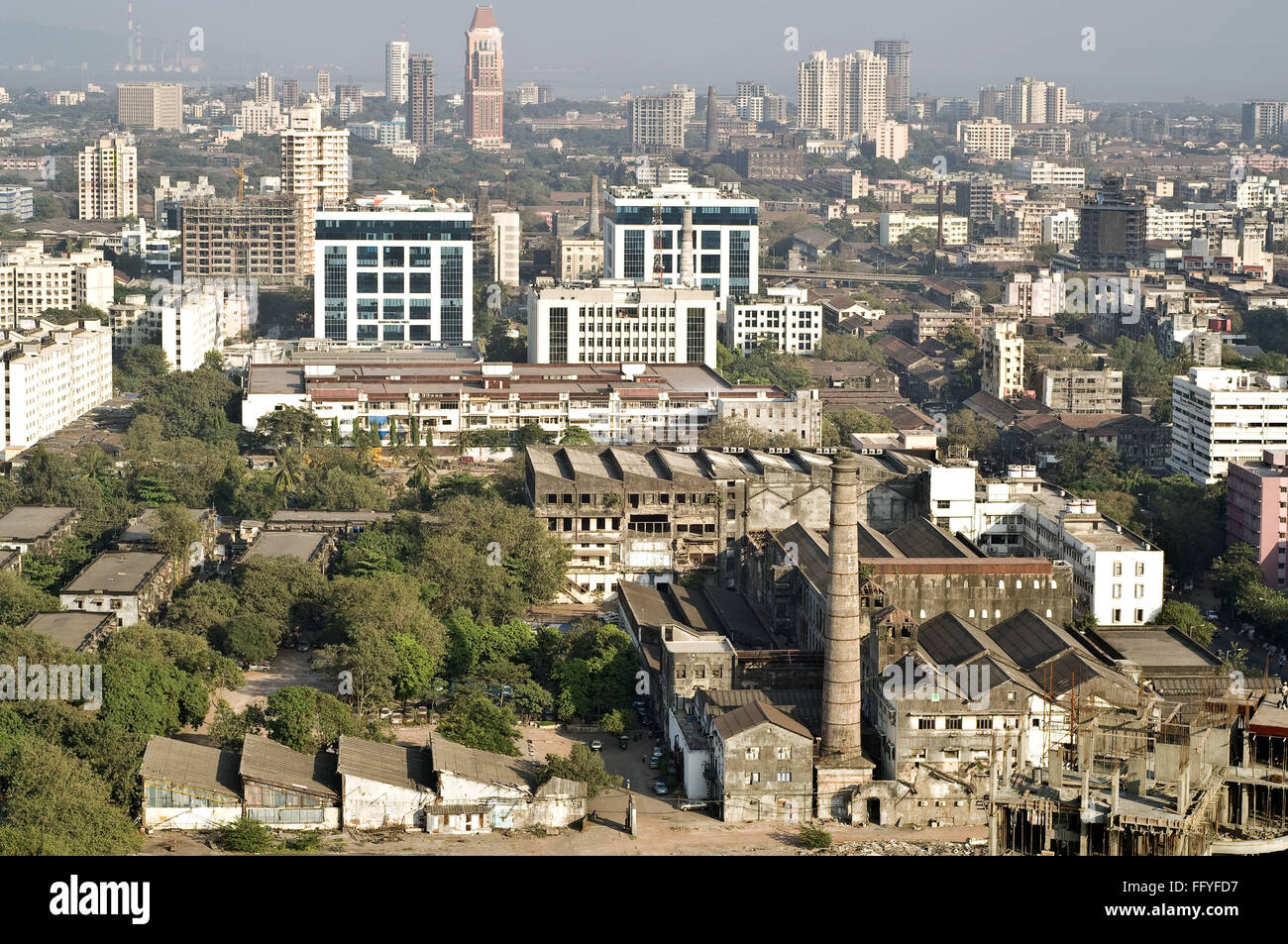Vista aerea di vecchi mulini in ; Parel ; Bombay ; Mumbai ; Maharashtra ; India Foto Stock