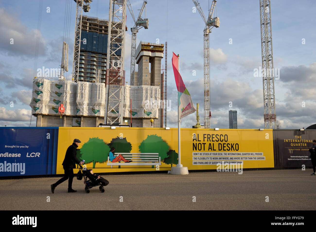 Edificio di nuova costruzione presso la Queen Elizabeth II Olympic Park area in Stratford, Londra, Regno Unito Foto Stock