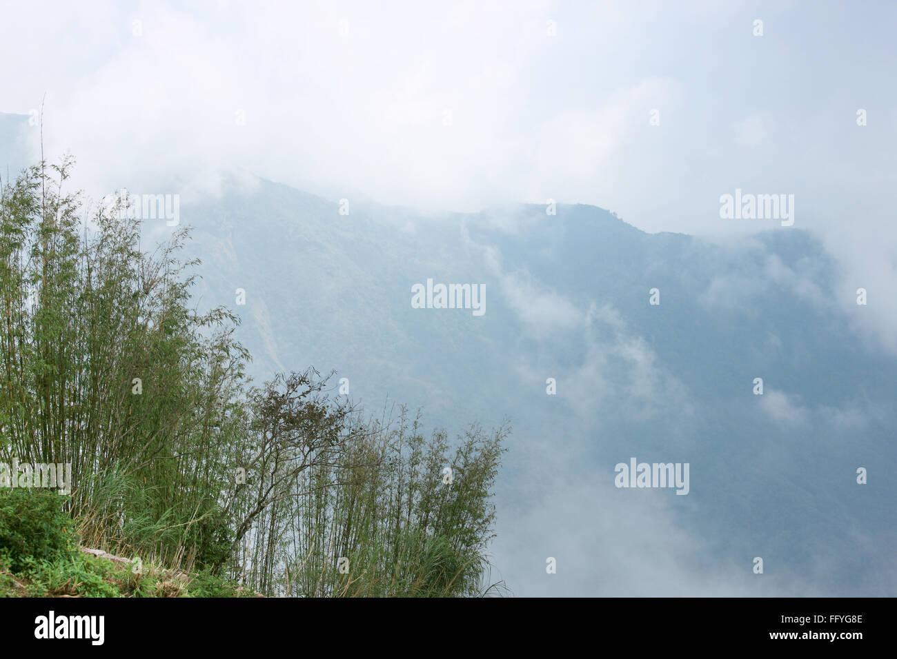 Cime di montagna coperto di nuvole ; Cherrapunji ; Sohra ; Meghalaya ; India Foto Stock