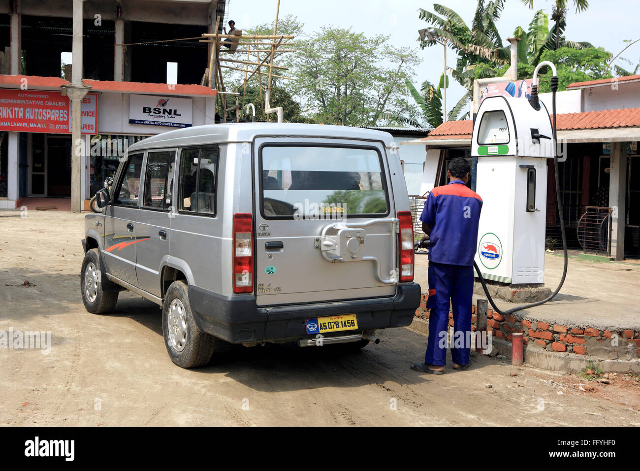 Pompa benzina a kamalabari ; Majuli Island ; Assam ; India Foto Stock