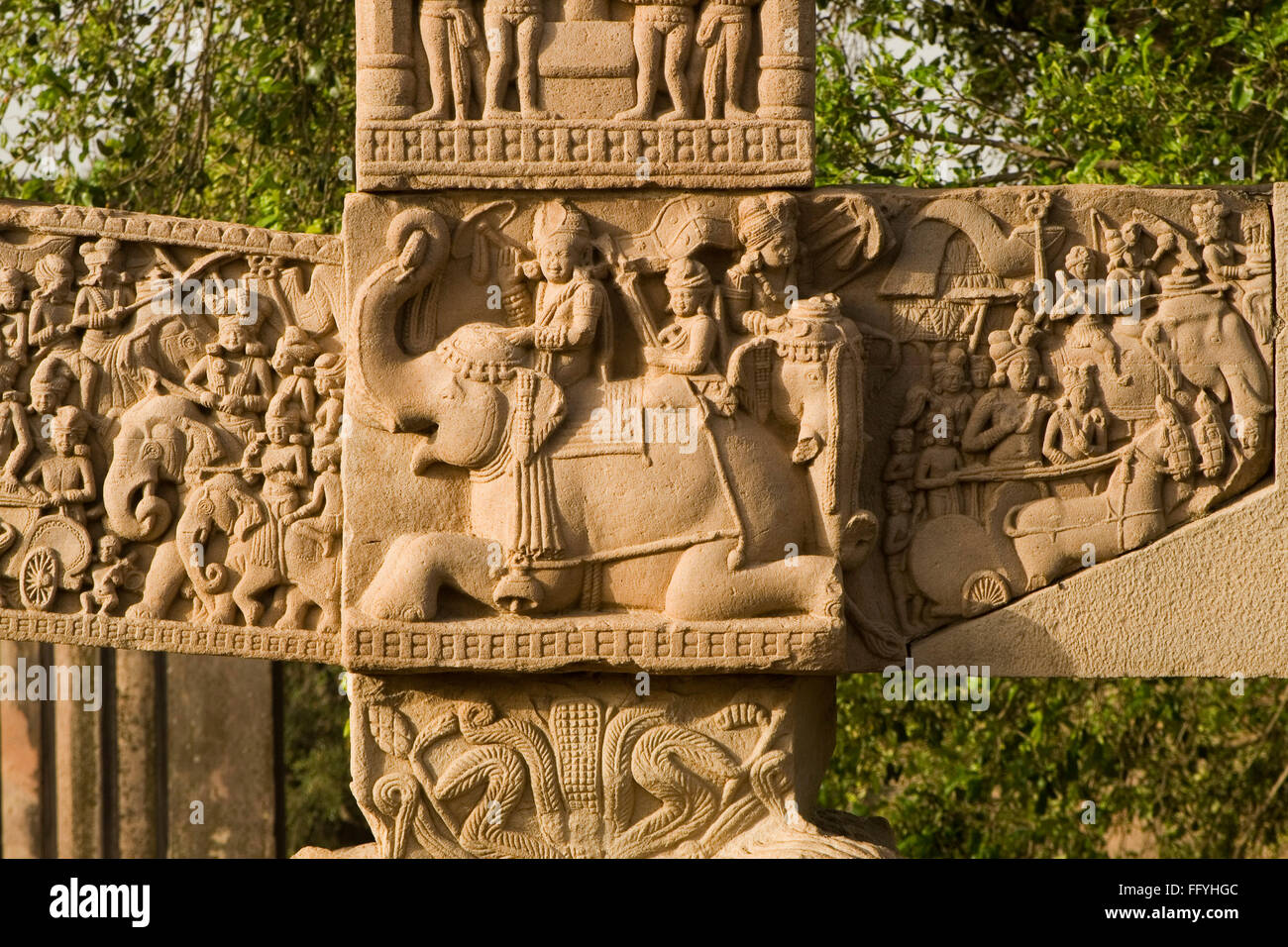 Sud stupa gateway 1 patrimonio mondiale di arte buddista a Sanchi nel Madhya Pradesh , India Foto Stock