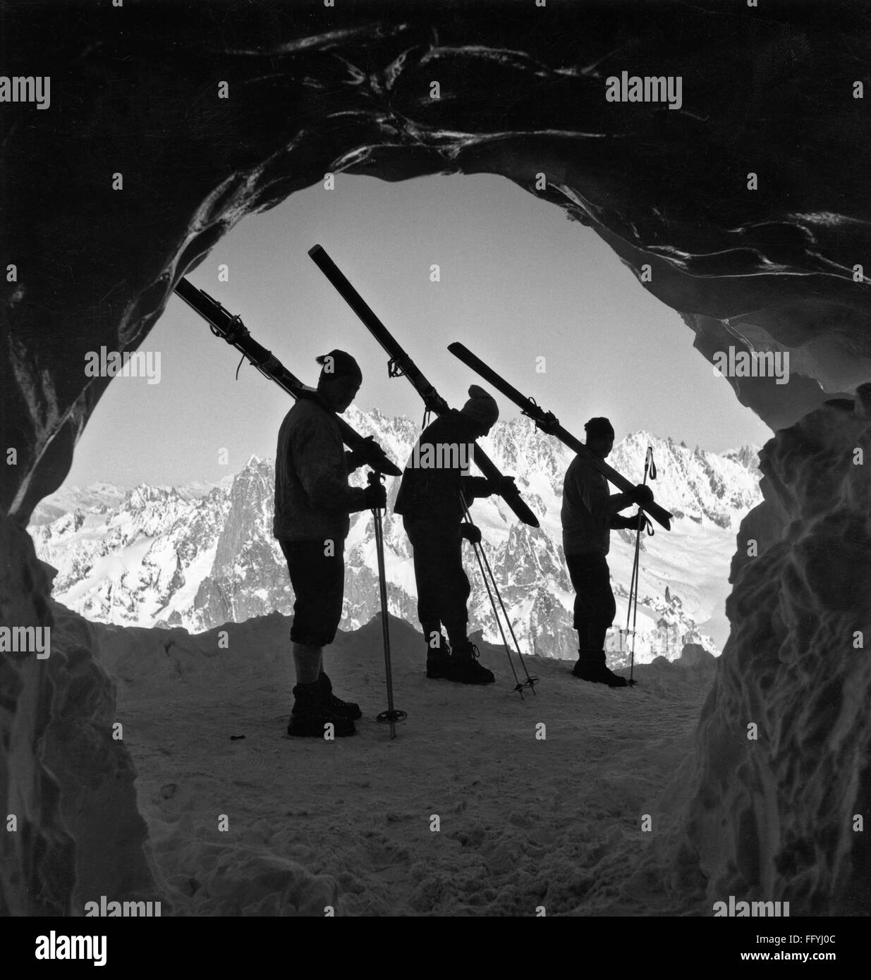 Sport, sport invernali, sci, tre sciatori durante la salita, back-light, anni 50, , diritti-aggiuntivi-clearences-non disponibile Foto Stock