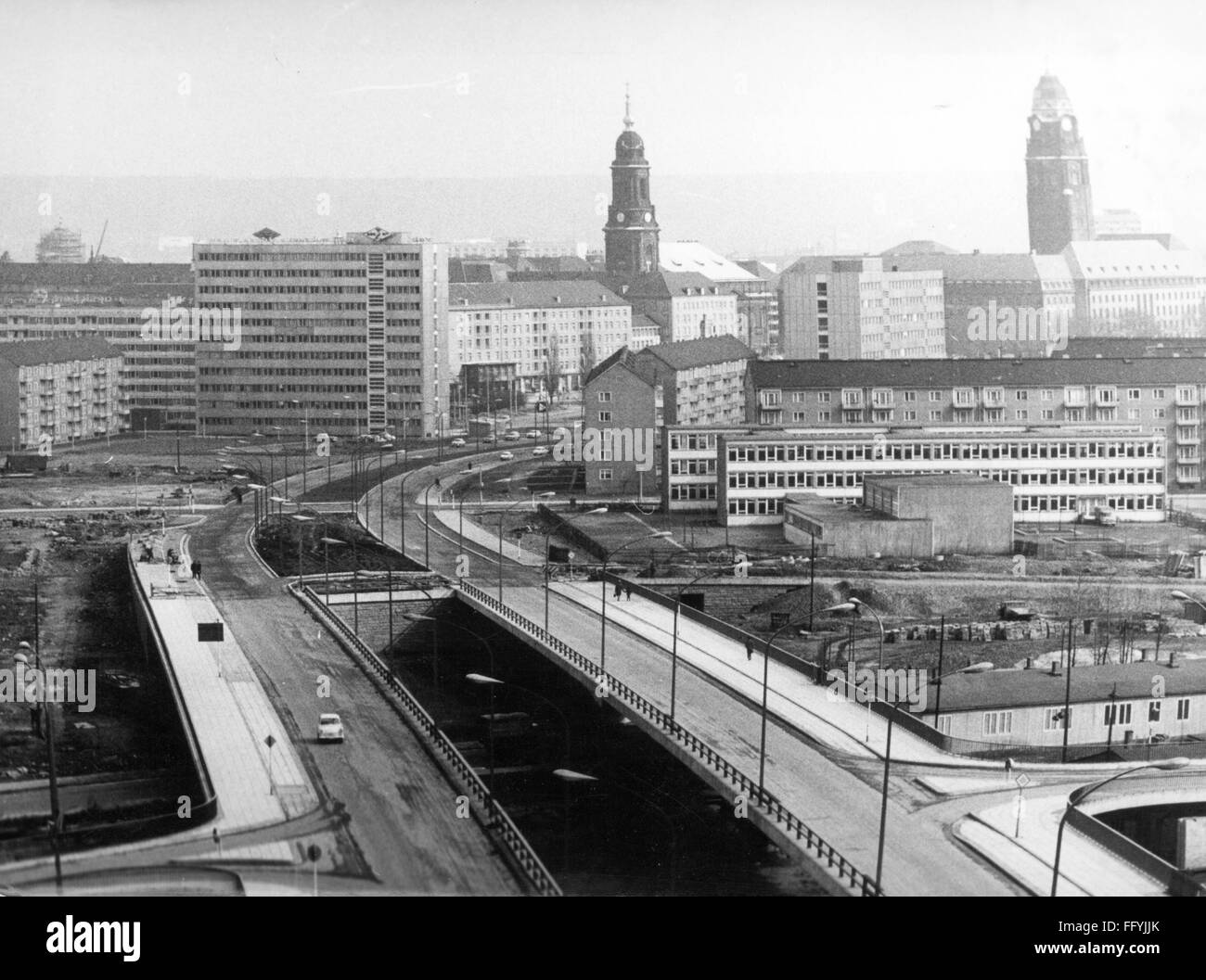 Geografia / viaggio, Germania, Dresda, vista, città vecchia tra Altmarkt e il municipio, 28.3.1968, diritti aggiuntivi-clearences-non disponibile Foto Stock