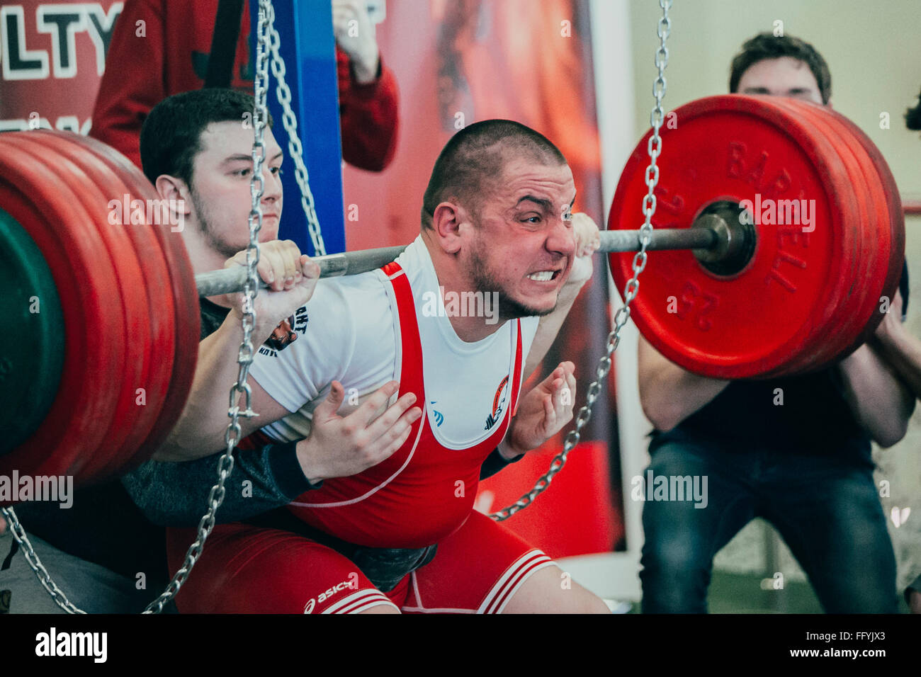 Chelyabinsk, Russia - 12 Febbraio 2016: atleta maschio del powerlifter squat barbell durante l occidente campionato asiatico 2016 WPC-AWPC Foto Stock