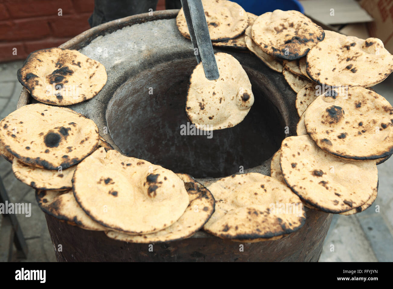 Pane Indiano Tandoori Roti la cottura in forno tandoor India Foto stock -  Alamy