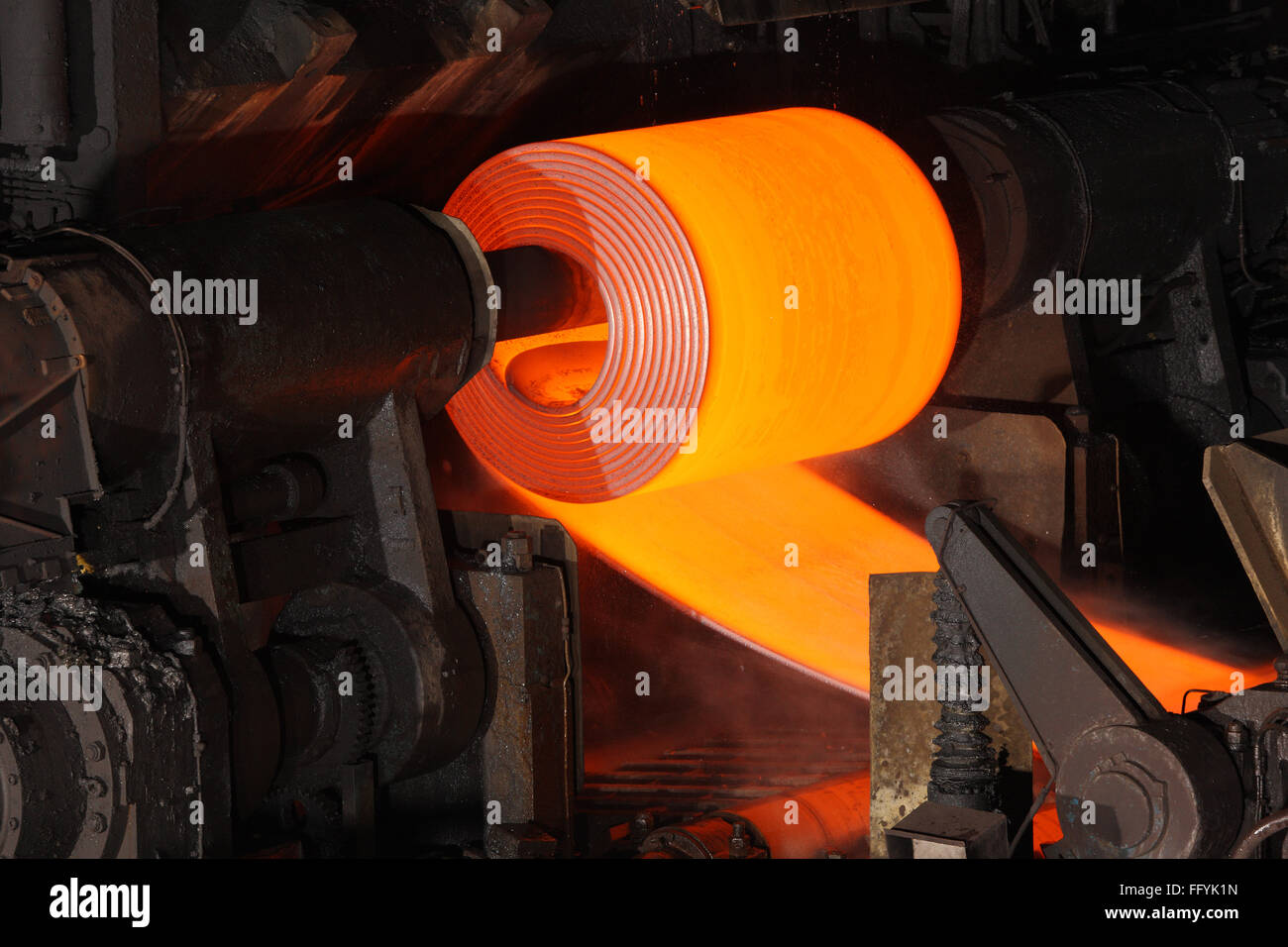 Produzione di bobine di acciaio a caldo rosso in una fabbrica di acciaio Foto Stock