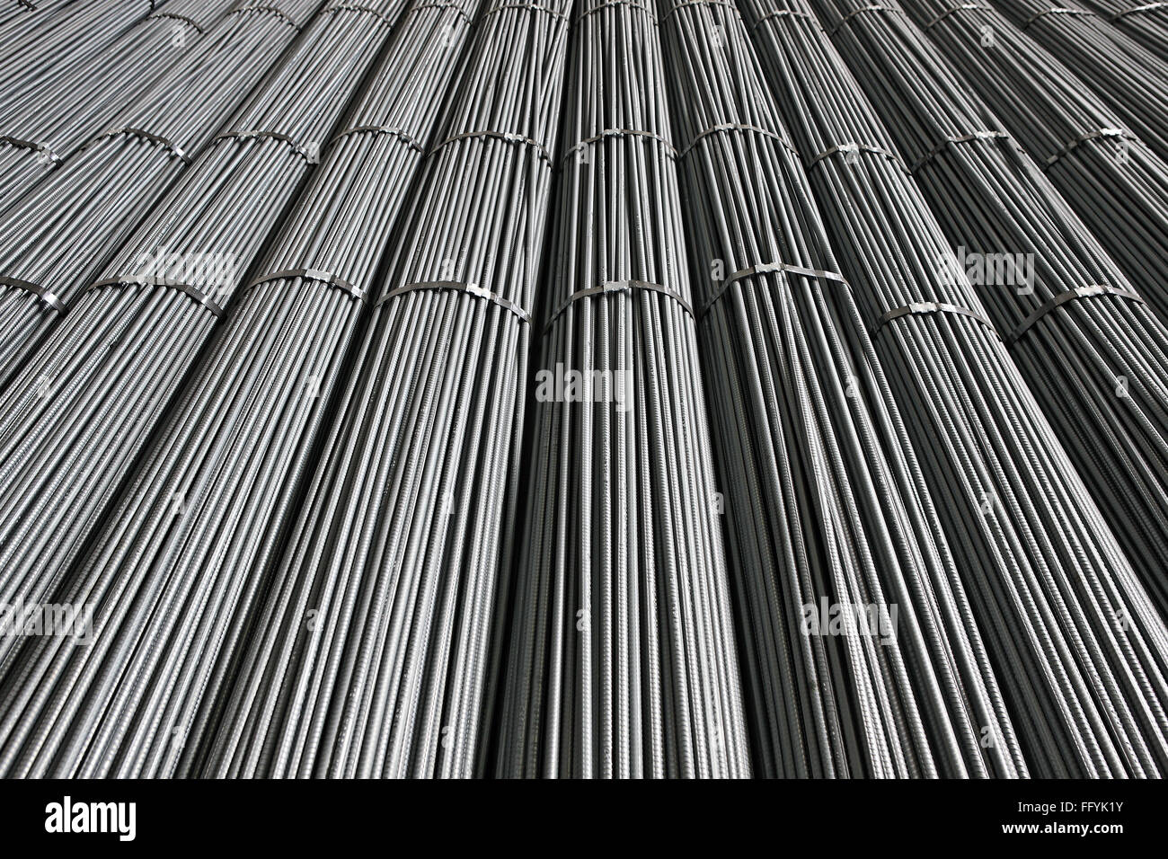 Fasci di acciaio ritorto tondini utilizzati per lâ industria delle costruzioni in India Foto Stock
