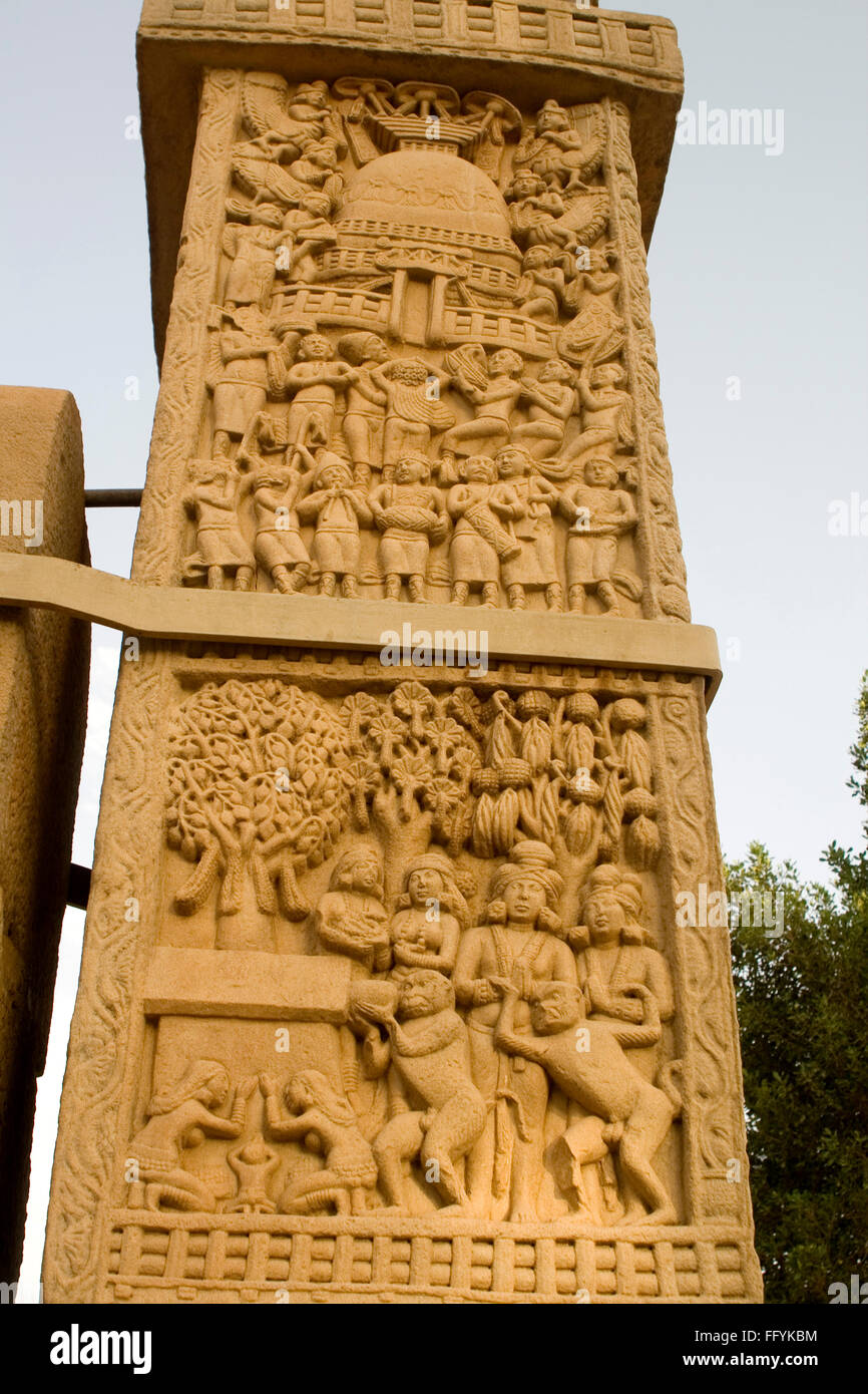 Stupa 1 arte buddista del patrimonio mondiale del III secolo A.C. a Sanchi nel Madhya Pradesh , India Foto Stock