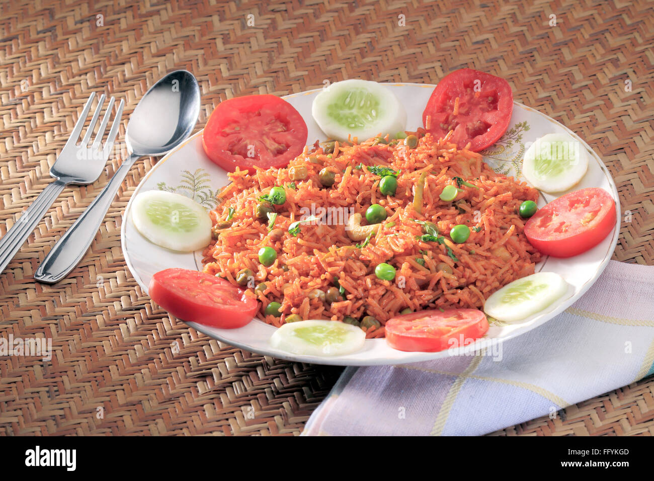 Il cibo indiano Biryani di verdure con insalata India Foto Stock