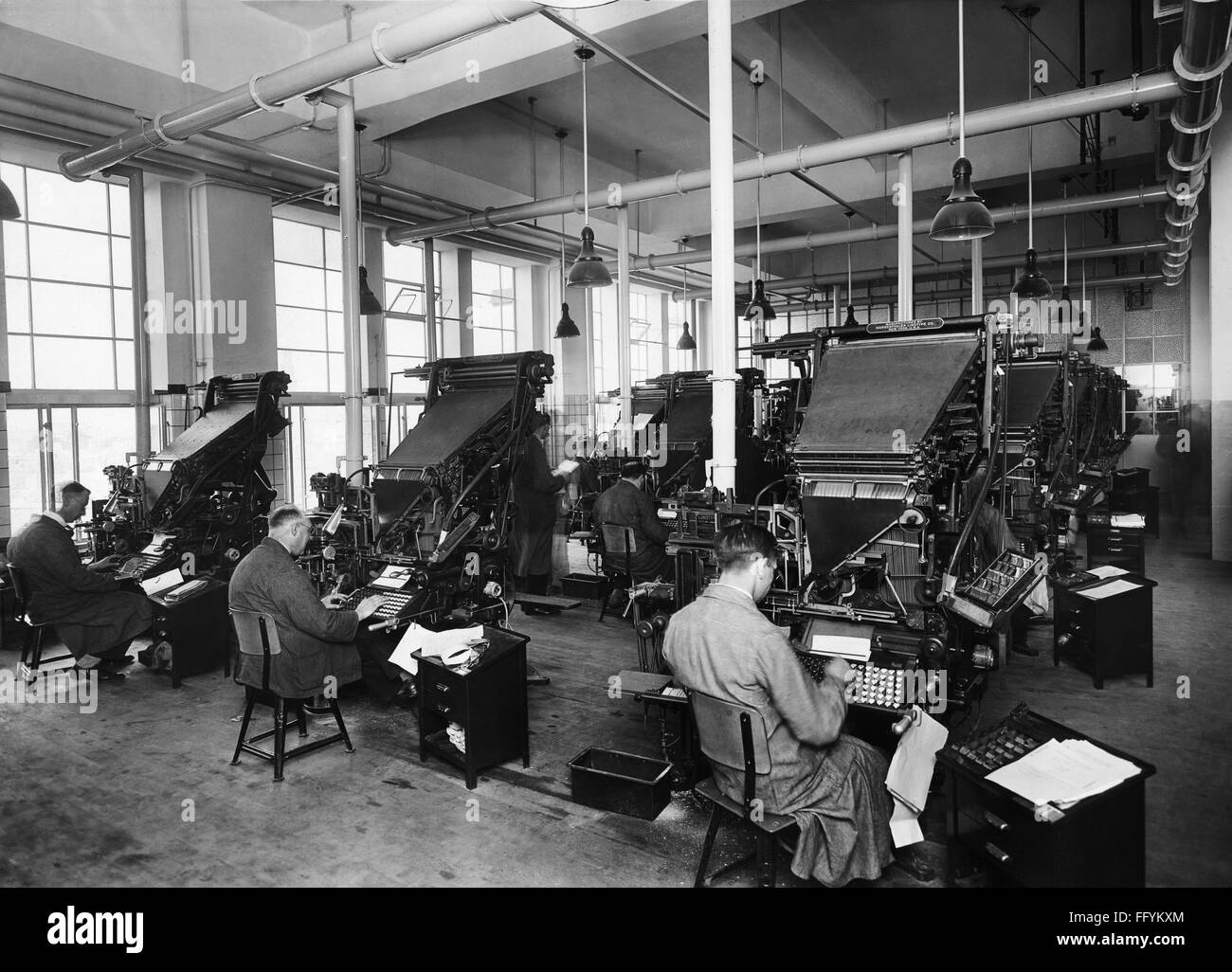 Industria, stampa, typeset, typesists a typewriters, 1930, Additional-Rights-Clearences-non disponibile Foto Stock