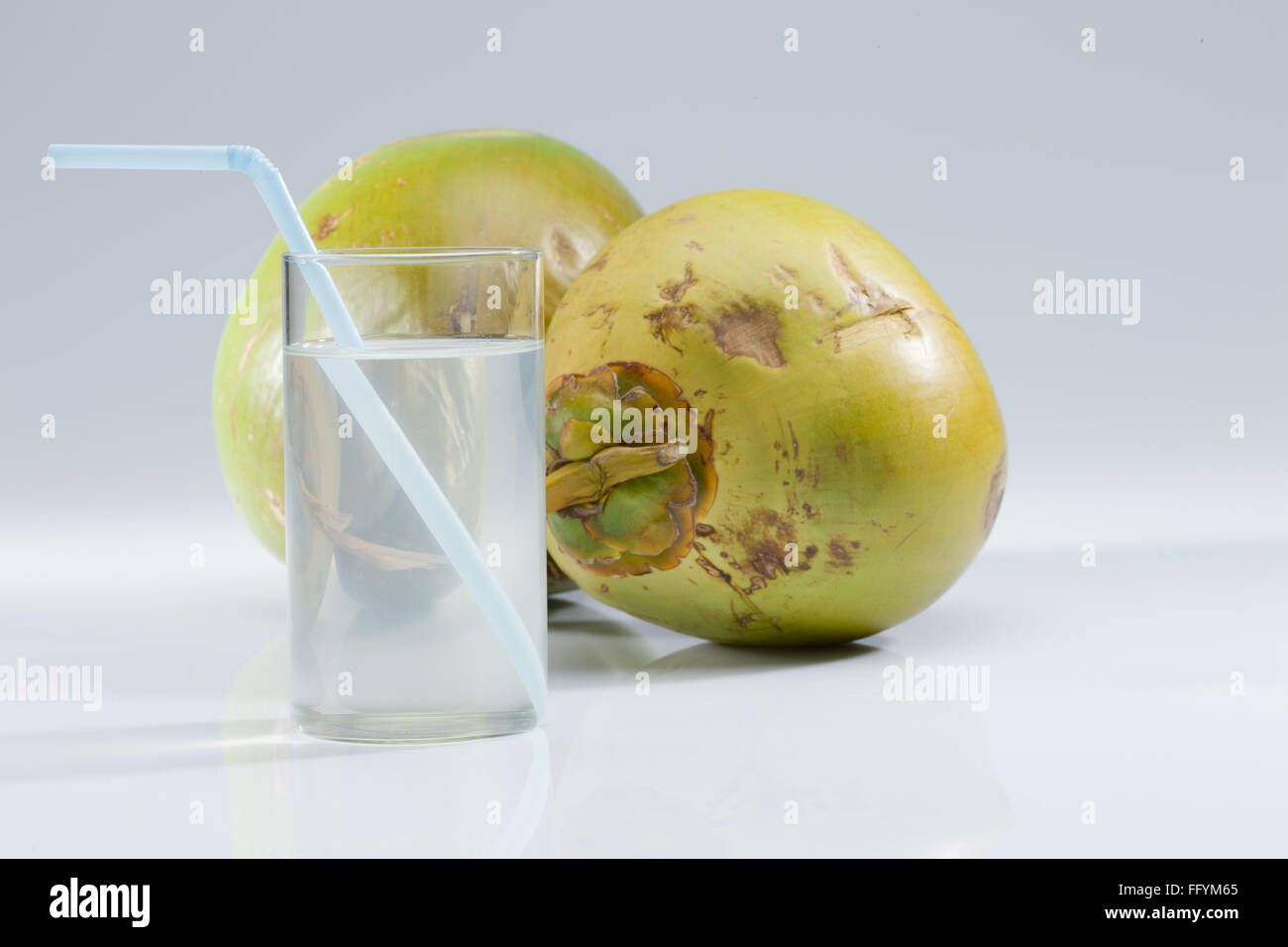 Noce di cocco con acqua di cocco il vetro Foto Stock