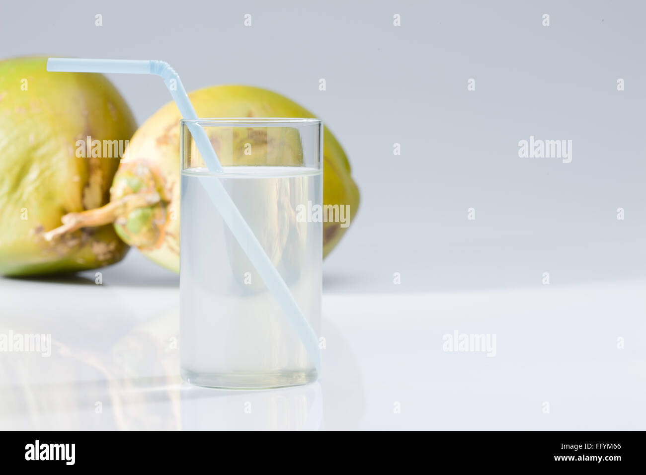 Noce di cocco con acqua di cocco il vetro Foto Stock