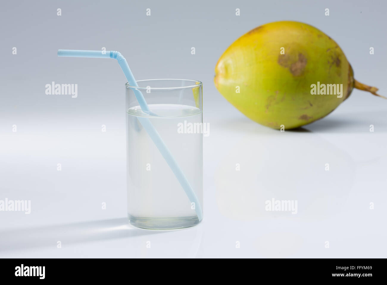 Noce di cocco con acqua di cocco il vetro Foto Stock