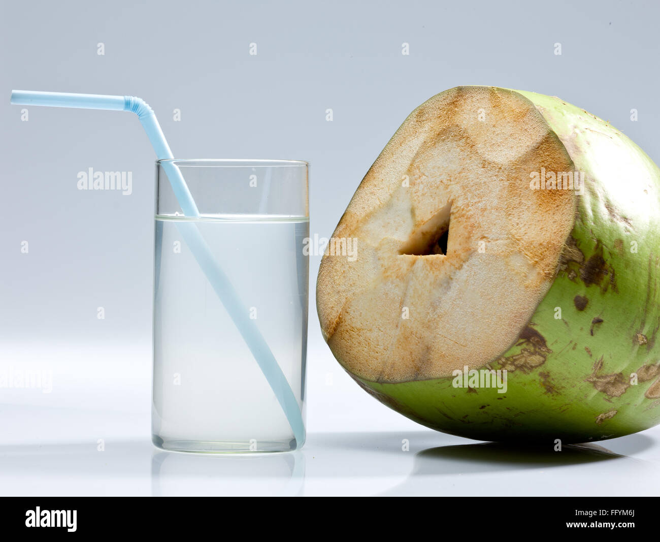 Noce di cocco con acqua di cocco il vetro Foto Stock