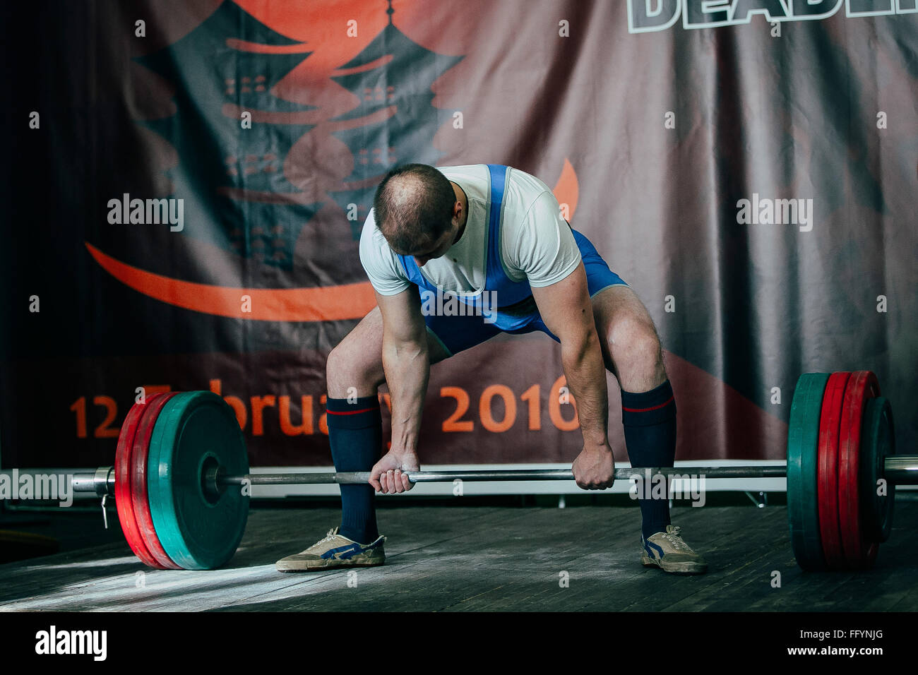 Chelyabinsk, Russia - 12 Febbraio 2016: uomo powerlifter tentativo pesante deadlift barbell durante l occidente campionato asiatico 2016 WPC- Foto Stock