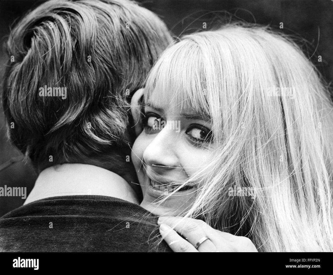Persone, coppie, amanti, coppie abbracciando, anni 70, Additional-Rights-Clearences-Not Available Foto Stock