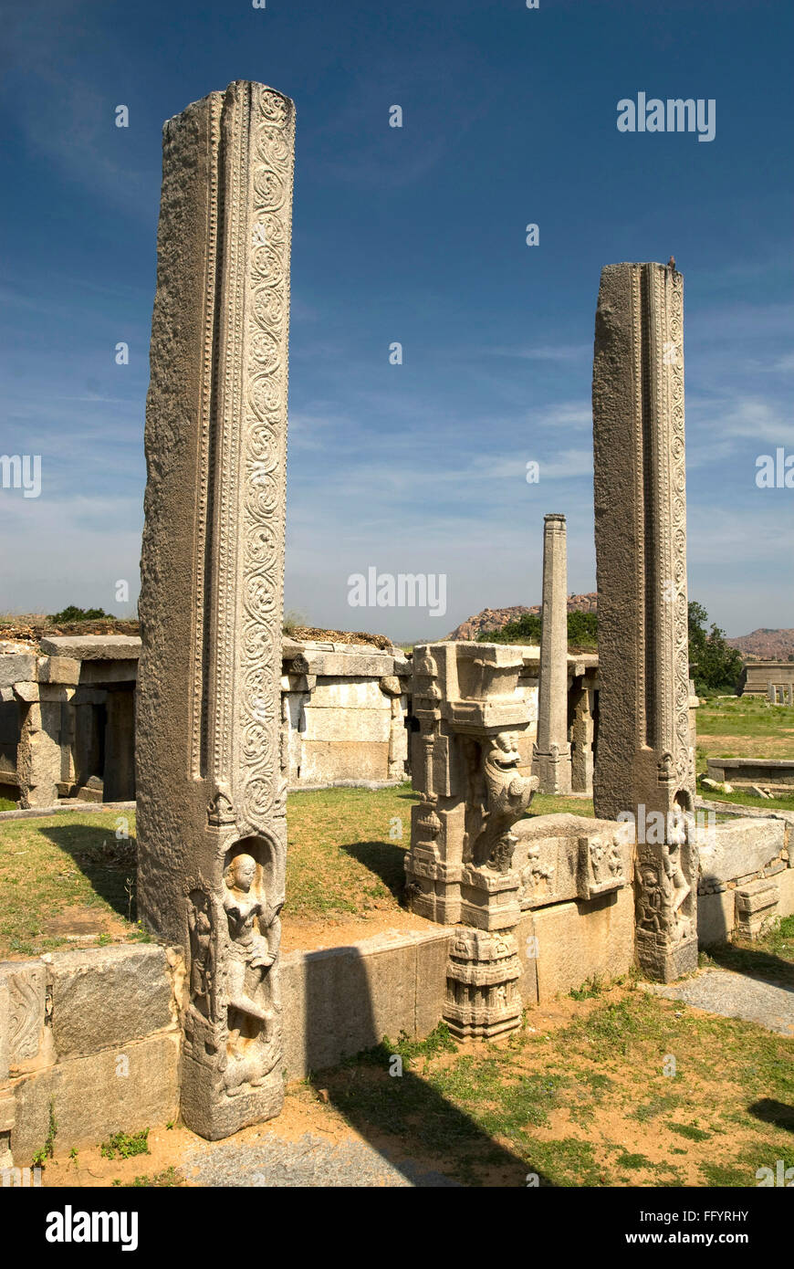 Incompiuta colonne vicino Vitthala tempio di Hampi , Karnataka , India Foto Stock