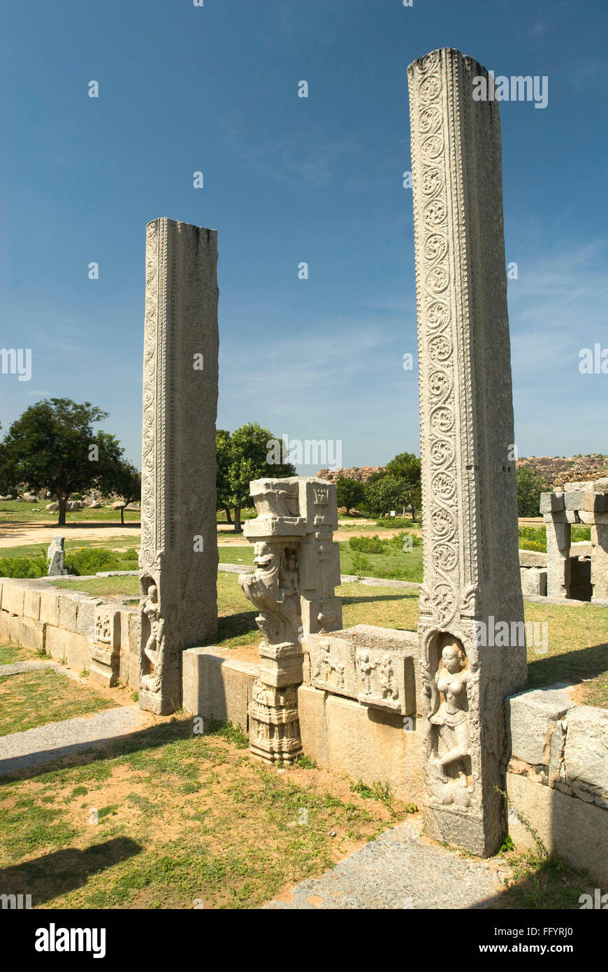 Incompiuta colonne vicino Vitthala tempio di Hampi , Karnataka , India Foto Stock
