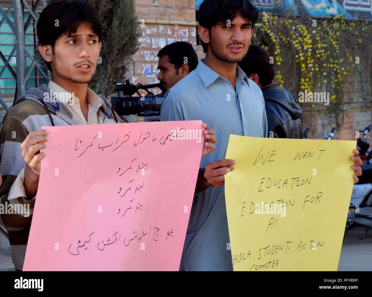 Gli studenti stanno protestando per le riforme dell'istruzione durante la manifestazione svoltasi a Quetta press club sotto il banner di studenti Baloch comitato di azione, mercoledì 17 febbraio, 2016. Foto Stock