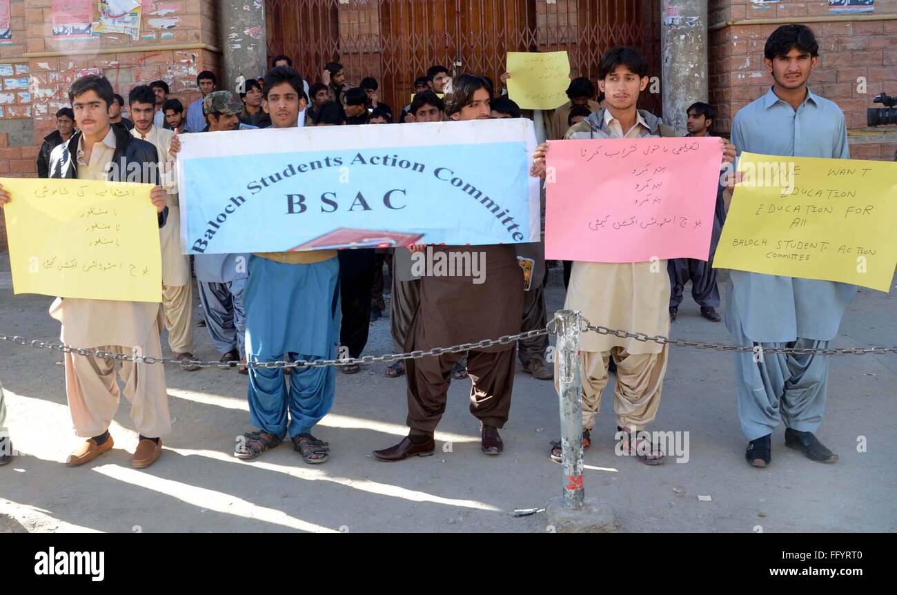 Gli studenti stanno protestando per le riforme dell'istruzione durante la manifestazione svoltasi a Quetta press club sotto il banner di studenti Baloch comitato di azione, mercoledì 17 febbraio, 2016. Foto Stock