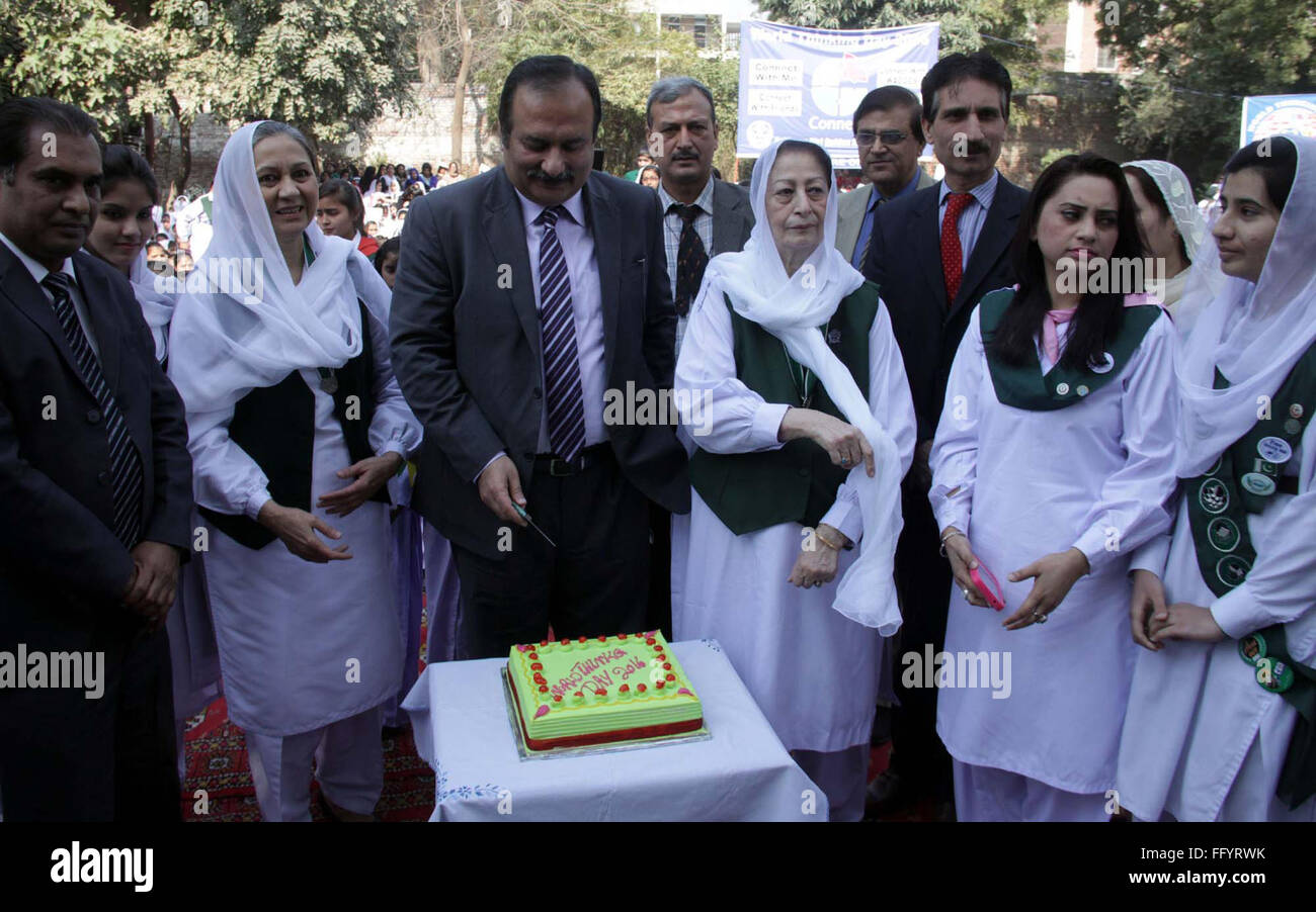 Il Ministro provinciale per l'istruzione rana taglio Mashood torta per inaugurare la funzione annuale del Punjab Girl Guides tenutasi a Lahore mercoledì 17 febbraio, 2016. Foto Stock