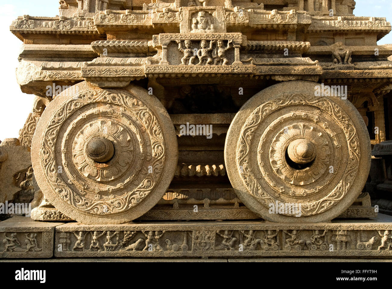 Dettagli del carro in pietra all'interno Vijayavittala tempio complesso in Hampi , Karnataka , India Foto Stock