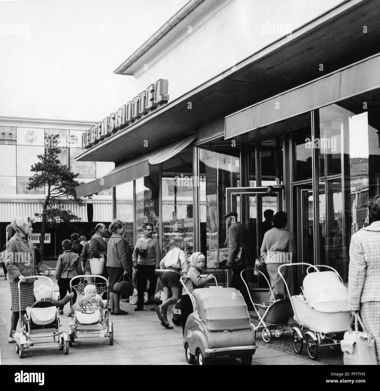 Geografia / viaggio, Germania, Eisenhuettenstadt, commercio, madri con carrozzine al di fuori di un negozio di alimentari, anni 60, , diritti aggiuntivi-clearences-non disponibile Foto Stock