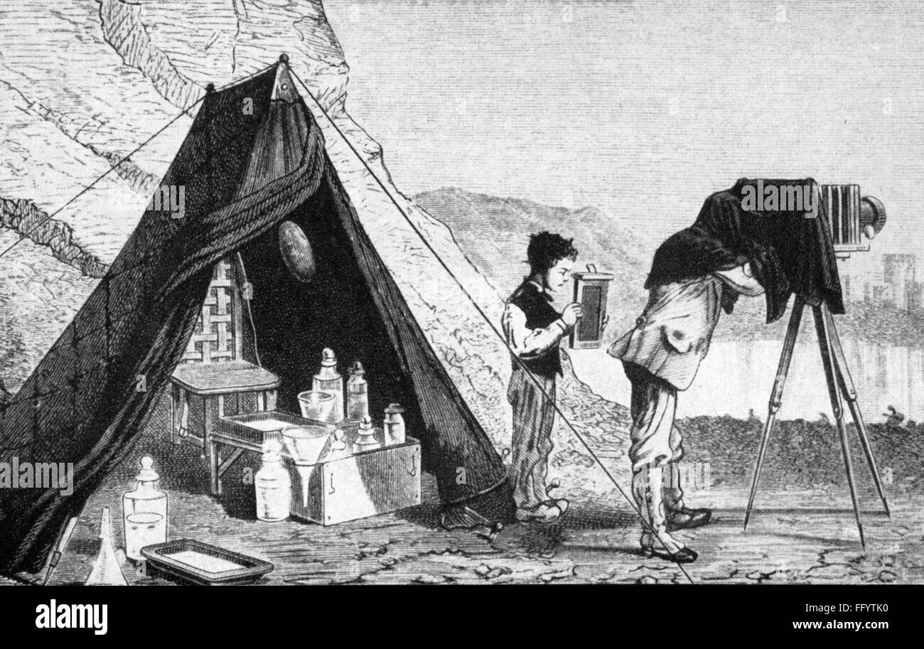 Fotografia, fotografo, fotografo paesaggista con tenda per sviluppare le immagini dopo il processo di collodio bagnato di Frederic Archer (1813 - 1857), incisione del legno, 1851, Additional-Rights-Clearences-Not Available Foto Stock