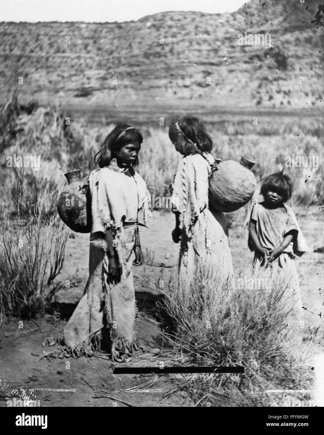 PAIUTE portatori d'acqua. /Ndue Paiute ragazze che trasportano acqua in brocche sulla Kaibab Plateau, vicino al Grand Canyon in Northern Arizona. Fotografato da John K. Hillers, c1873. Foto Stock