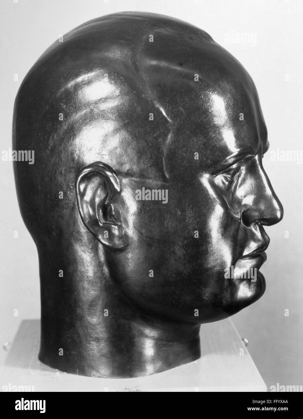 BENITO MUSSOLINI /n(1888-1945). Dittatore italiano. Busto in bronzo di  Salvatore Cartaino Scarpitta, c1935 Foto stock - Alamy