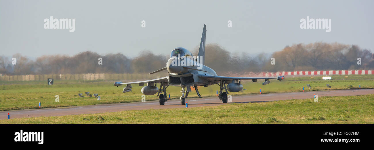 FILE: PIC RAF Coningsby, Lincolnshire, Regno Unito. Il 15 febbraio, 2016. Typhoon Fighters lasciando RAF Coningsby nel Lincolnshire. Credito: Paul Williams/Alamy Live News Foto Stock