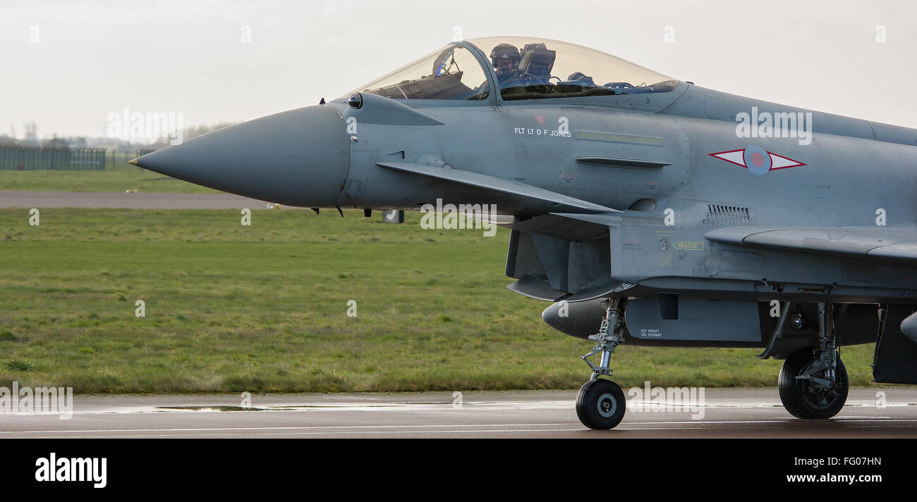 FILE: PIC RAF Coningsby, Lincolnshire, Regno Unito. Il 15 febbraio, 2016. Typhoon Fighters lasciando RAF Coningsby nel Lincolnshire. Credito: Paul Williams/Alamy Live News Foto Stock