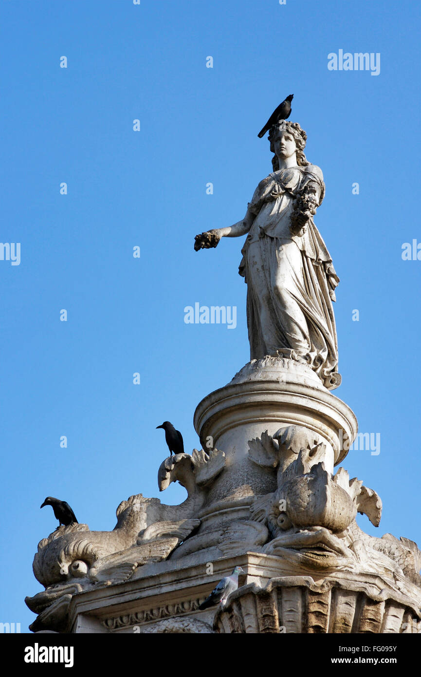 Tre corvi seduti sulla flora Fontana Hutatma Chowk , Bombay Mumbai , Maharashtra , India Foto Stock