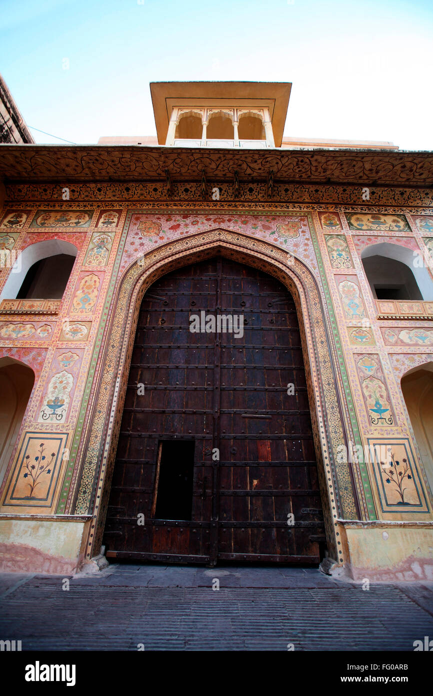 Porta in legno con una piccola entrata porta di ambra come Forte Amer nel 1592 ; Jaipur ; Rajasthan in India Foto Stock