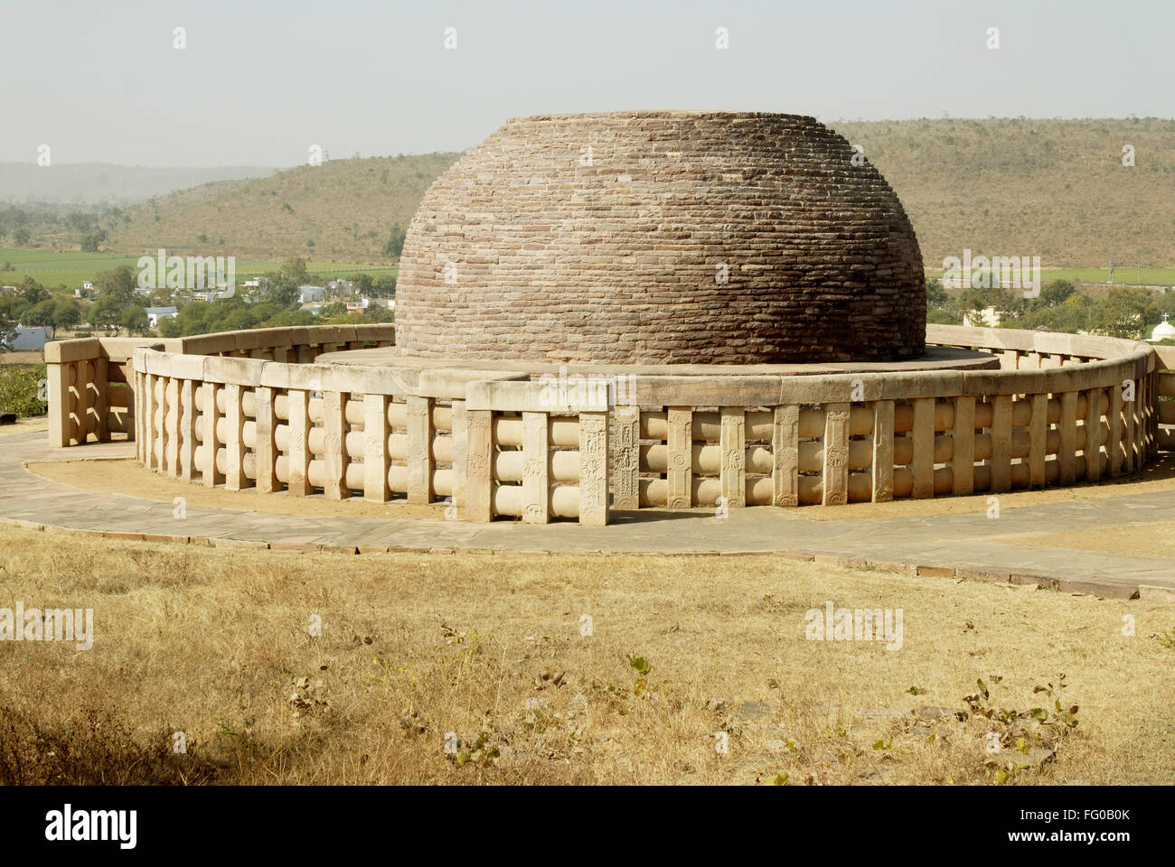 Grande stupa n. 3 di buddista forme architettoniche a Sanchi , Bhopal , Madhya Pradesh , India Foto Stock