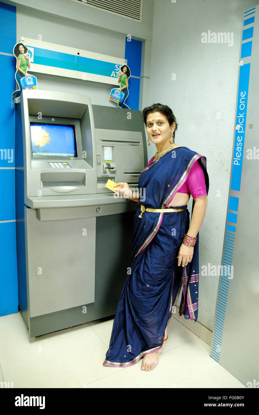Signora utilizzando carta bancomat per prelevare denaro dal conto di risparmio a mutilare , Bombay Mumbai , Maharashtra , India Signor#721S Foto Stock