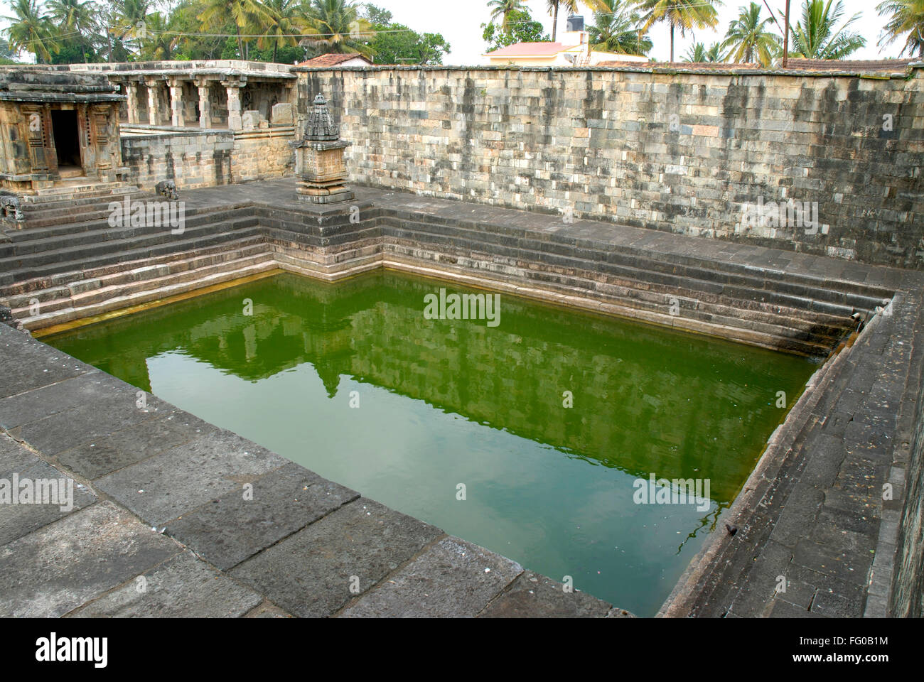 Lago nel complesso tempio di Channakesava Vishnu tempio ; Belur distretto ; ; ; Hassan Karnataka ; India Foto Stock