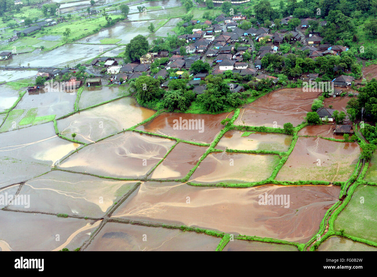 Una veduta aerea di tutto il villaggio e terreni agricoli immersi in acqua alluvione cullato in Raigad , Maharashtra , India Foto Stock