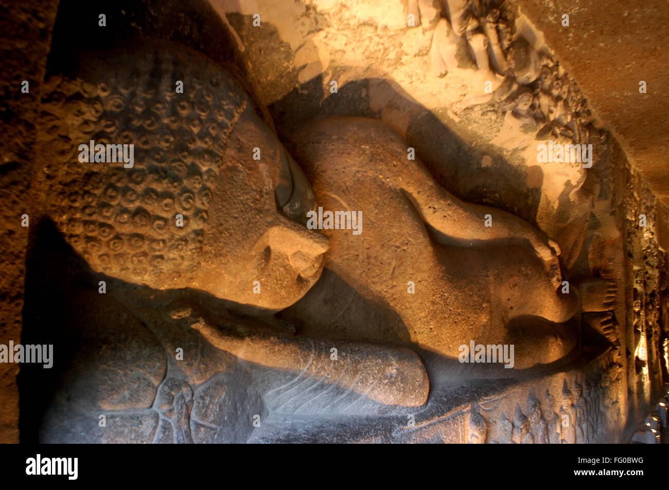 Sleeping Signore Buddha una delle signore della statua presso l'UNESCO World Heritage Site Ajanta grotte nel Maharashtra , India Foto Stock