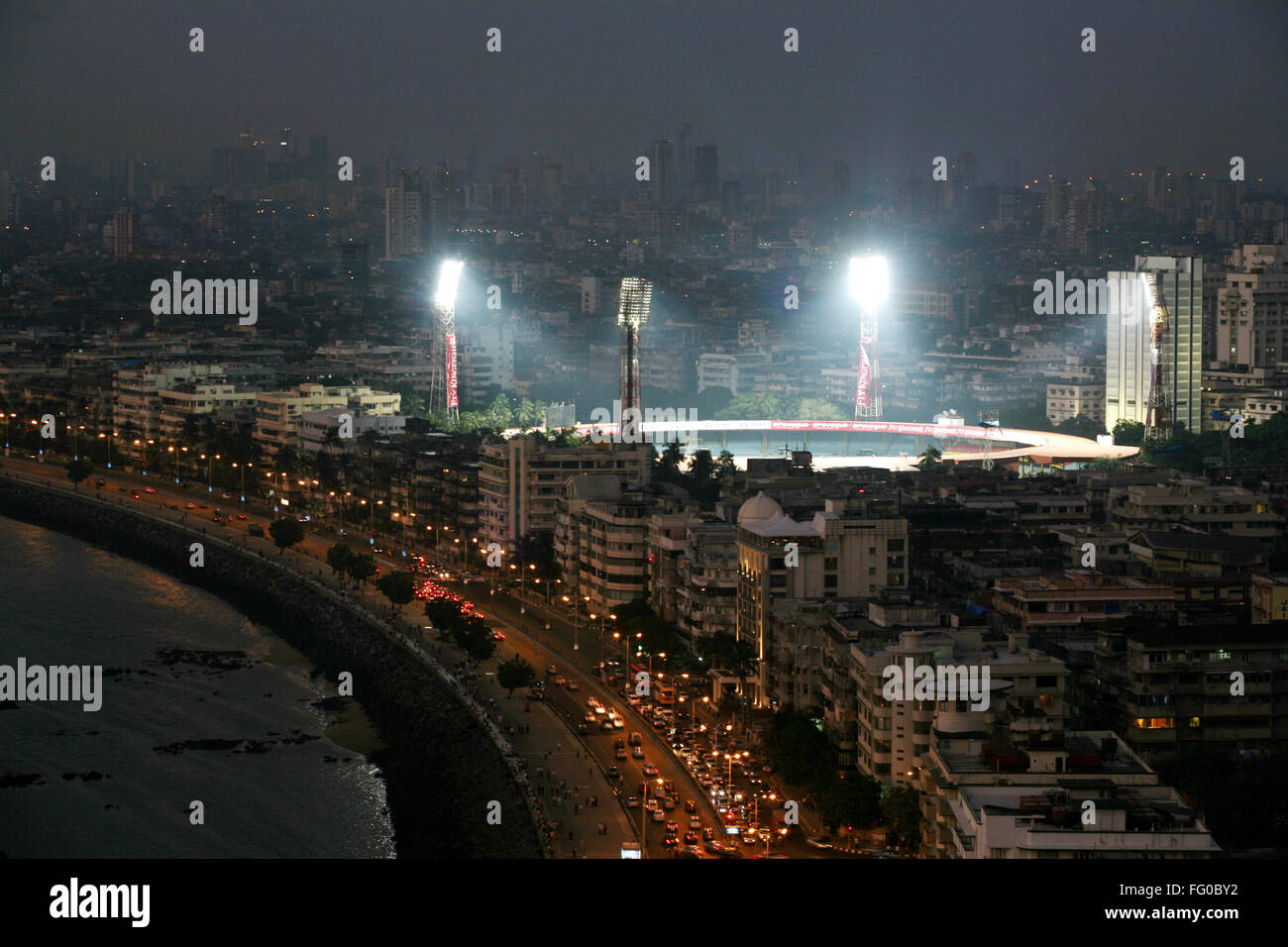 Una veduta aerea di Marine Drive e Wankhede stadium di notte , Bombay ora Mumbai , Maharashtra , India Foto Stock