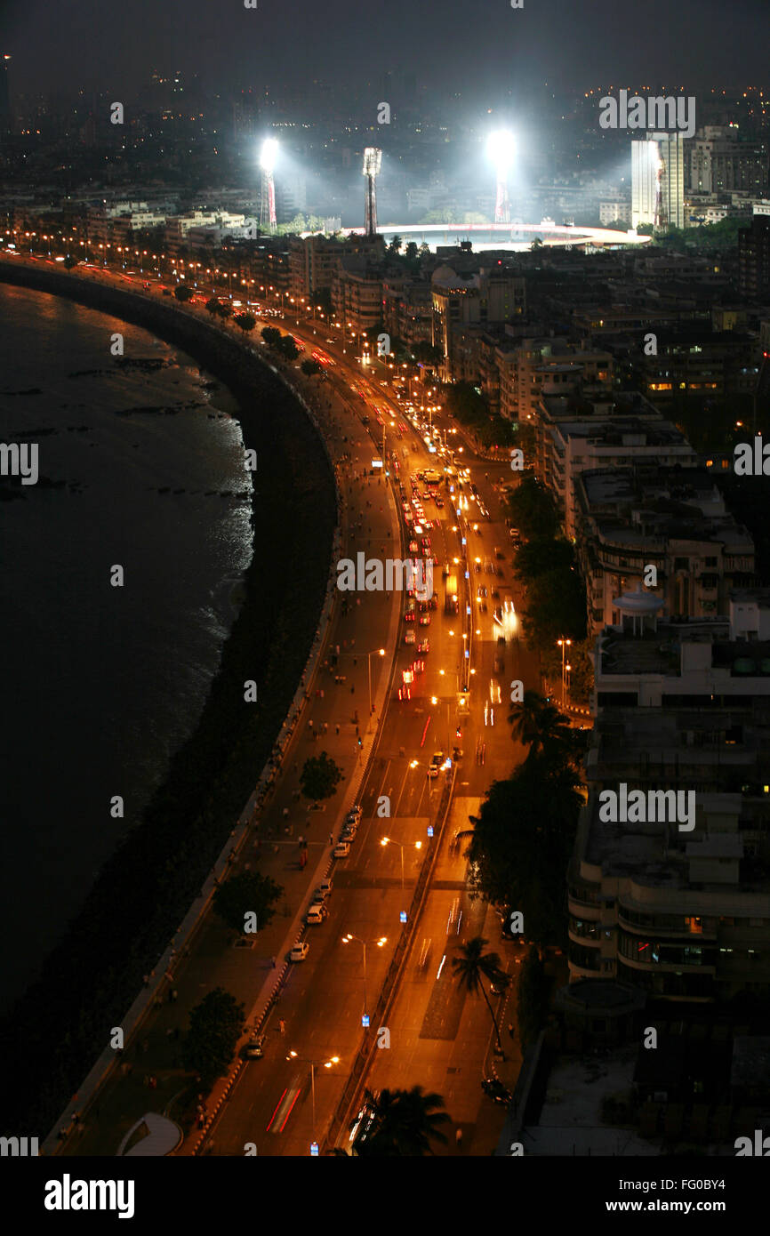 Una veduta aerea di Marine Drive e Wankhede stadium di notte , Bombay ora Mumbai , Maharashtra , India Foto Stock