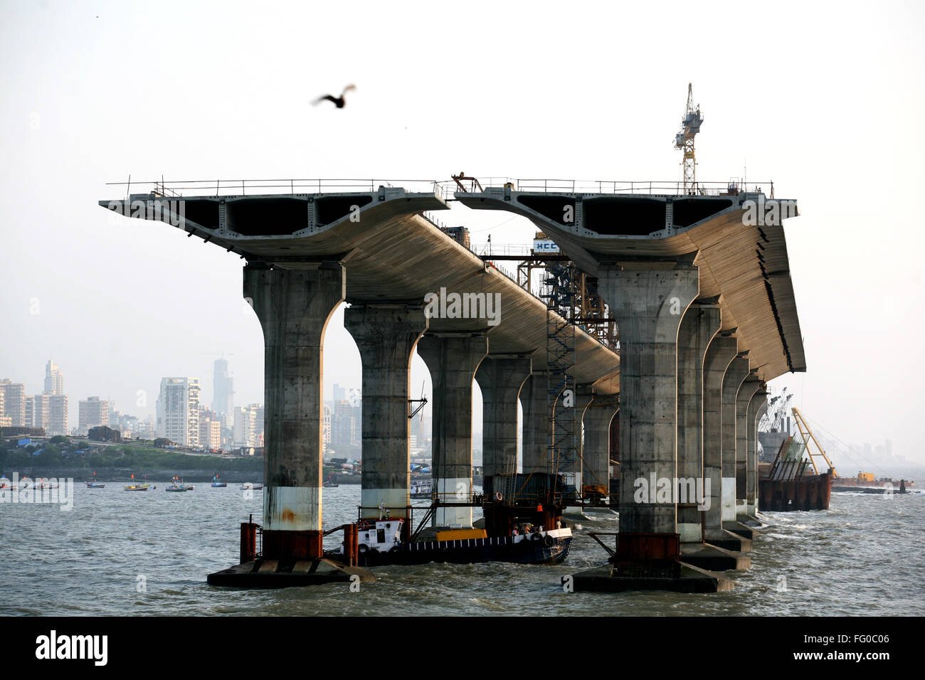 Sito in costruzione di Bandra Worli sea link sul mare Arabico , Bombay ora Mumbai , Maharashtra , India Foto Stock