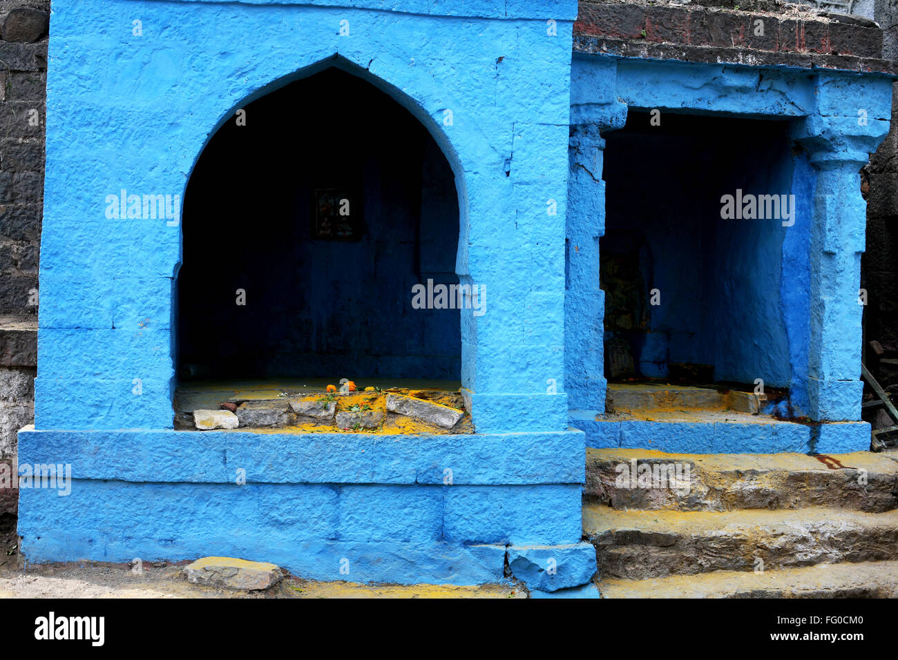 Un tempio in colore blu al tempio Jejuri , Pune , Maharashtra , India Foto Stock