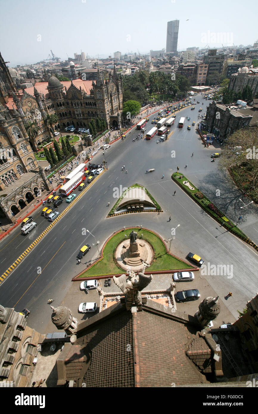 Il traffico e la statua di Sir Pherozeshah M Mehta , Bombay Mumbai , Maharashtra , India Foto Stock