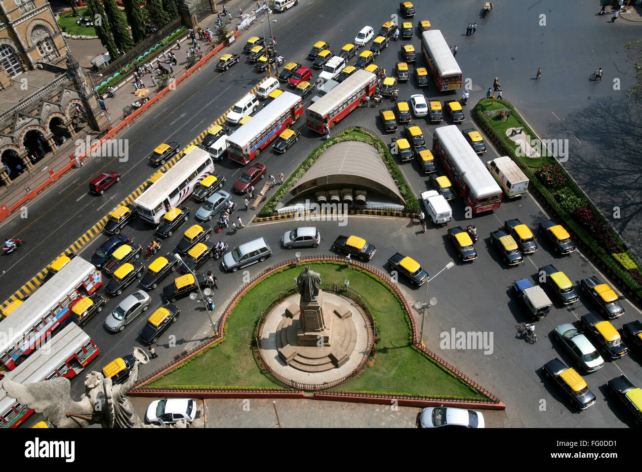 Il traffico e la statua di Sir Pherozeshah M Mehta a Bombay Mumbai , Maharashtra , India Foto Stock